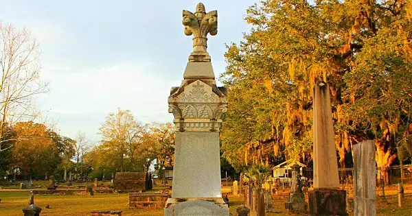 This Florida Cemetery Is Home To The Haunted Grave Of Bessie The Witch  post thumbnail image