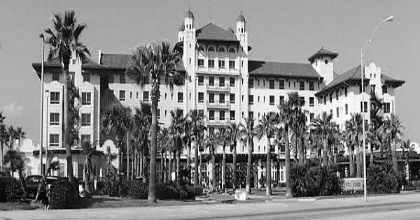 An Inside Look At The Hotel Galvez Most Famous Ghost – The Lovelorn Lady post thumbnail image