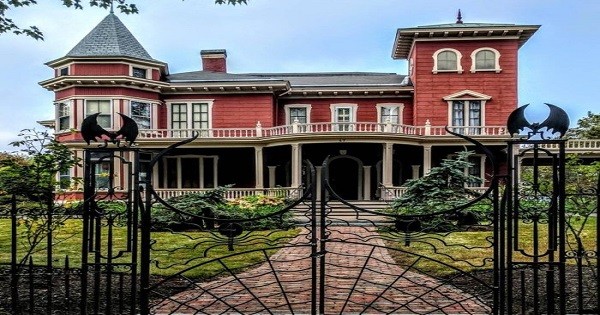 Stephen King’s Maine Home To Become Writers Retreat And Museum post thumbnail image