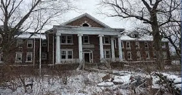 Now Is Your Chance to Buy an Abandoned Haunted Asylum, Ghosts Included post thumbnail image
