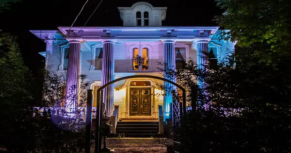 This Haunted New York Mansion Has a Terrifying History Behind It post thumbnail image