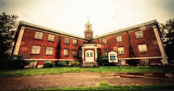 Entering This Haunted New York Asylum Isn’t For The Faint Of Heart post thumbnail image