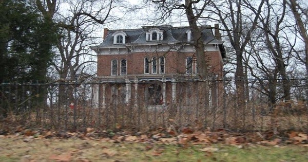 Would You Willingly Buy A House That Was Supposedly Haunted? post thumbnail image